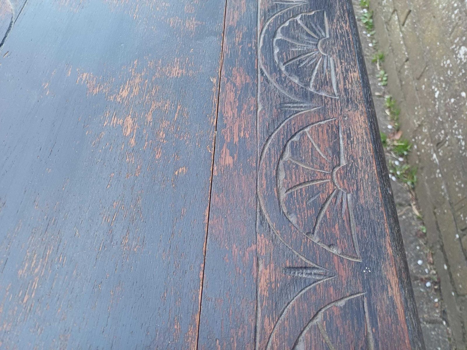 photo vintage Antique C1910–1920 Solid Oak Pussyfoot Side Table – Carved Top, Gothic Detail, Turned Legs, Distressed Original Finish