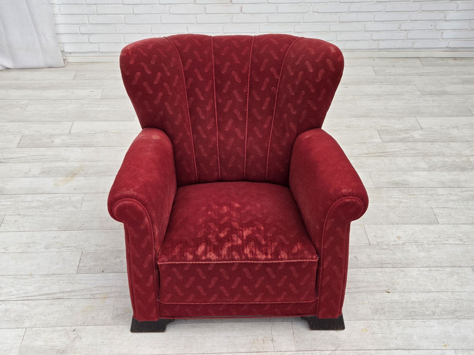 Ca. Jaren 1950, Deense Relaxfauteuil, Rood Meubelwol, Eikenhout. photo for sale