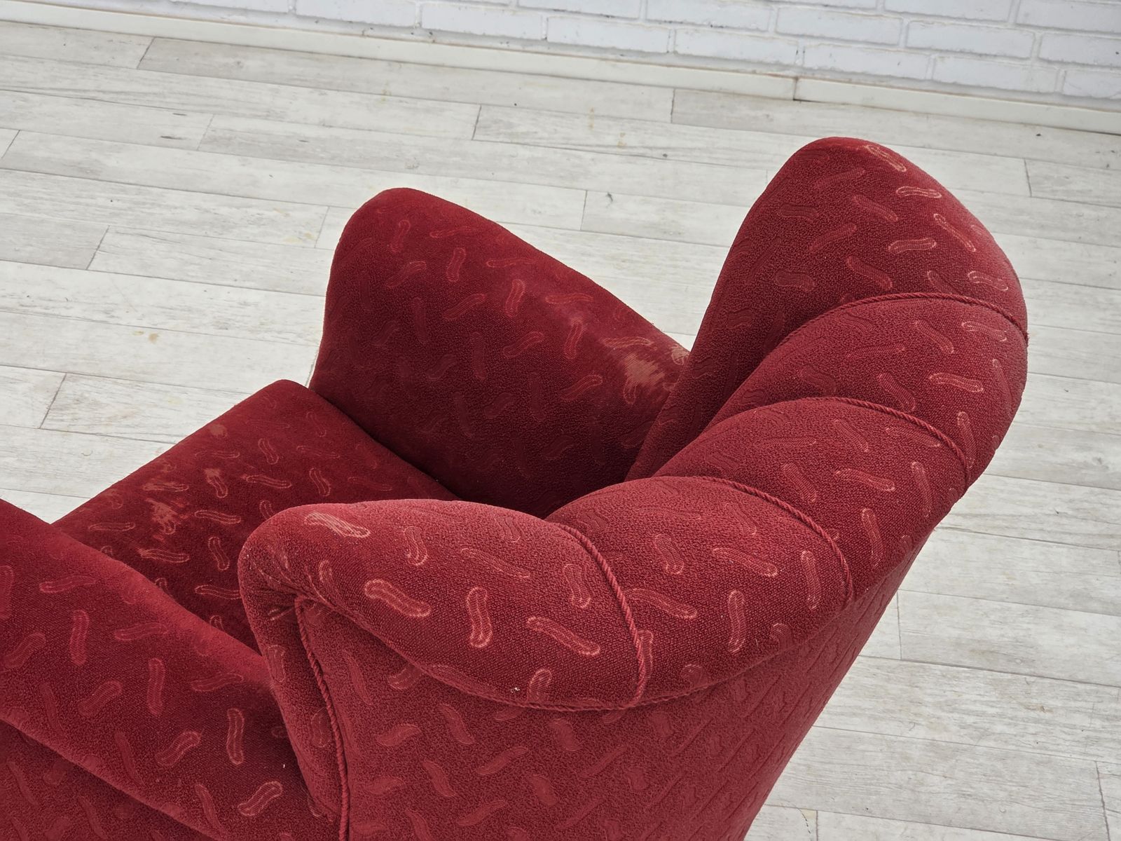 photo buy Ca. Jaren 1950, Deense Relaxfauteuil, Rood Meubelwol, Eikenhout.
