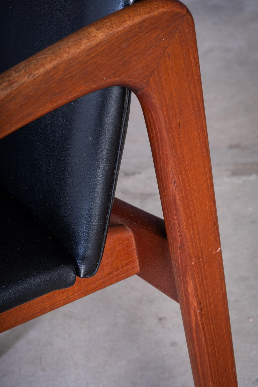 photo for sale Deens Fauteuil Model 23 In Teakhout En Zwart Leer Van Henning Kjærnulf, Jaren 1960