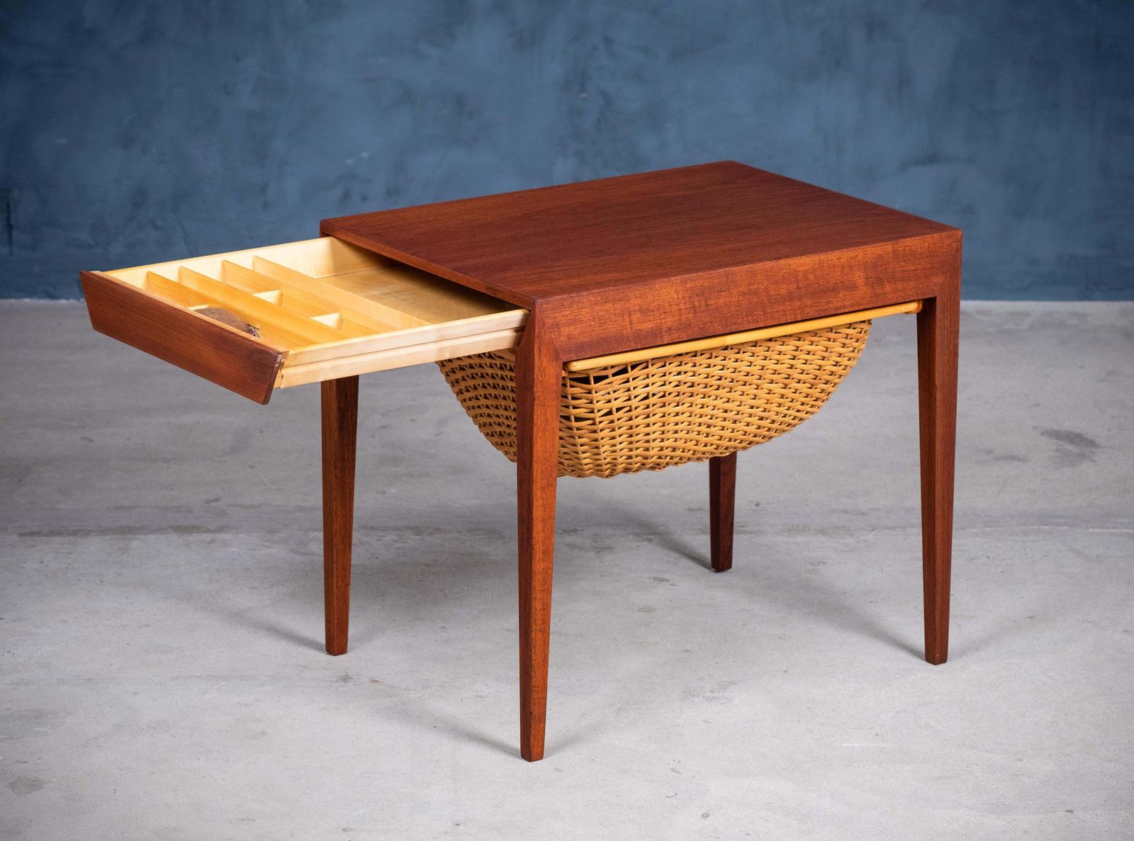 Mid Century Teakhouten Nachtkastje Of Naaitafel Van Severin Hansen Voor Haslev, Ca. Jaren 1950 photo vinterior