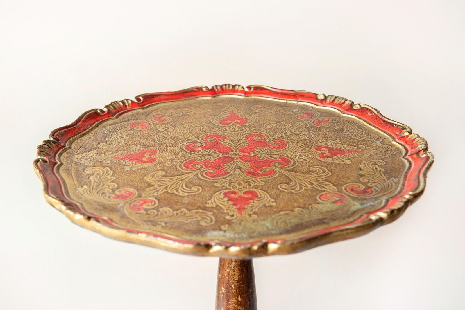 Vintage Italian Florentine Pedestal Side Table – Round Gilt Wood Accent Table With Scalloped Edge photo buy