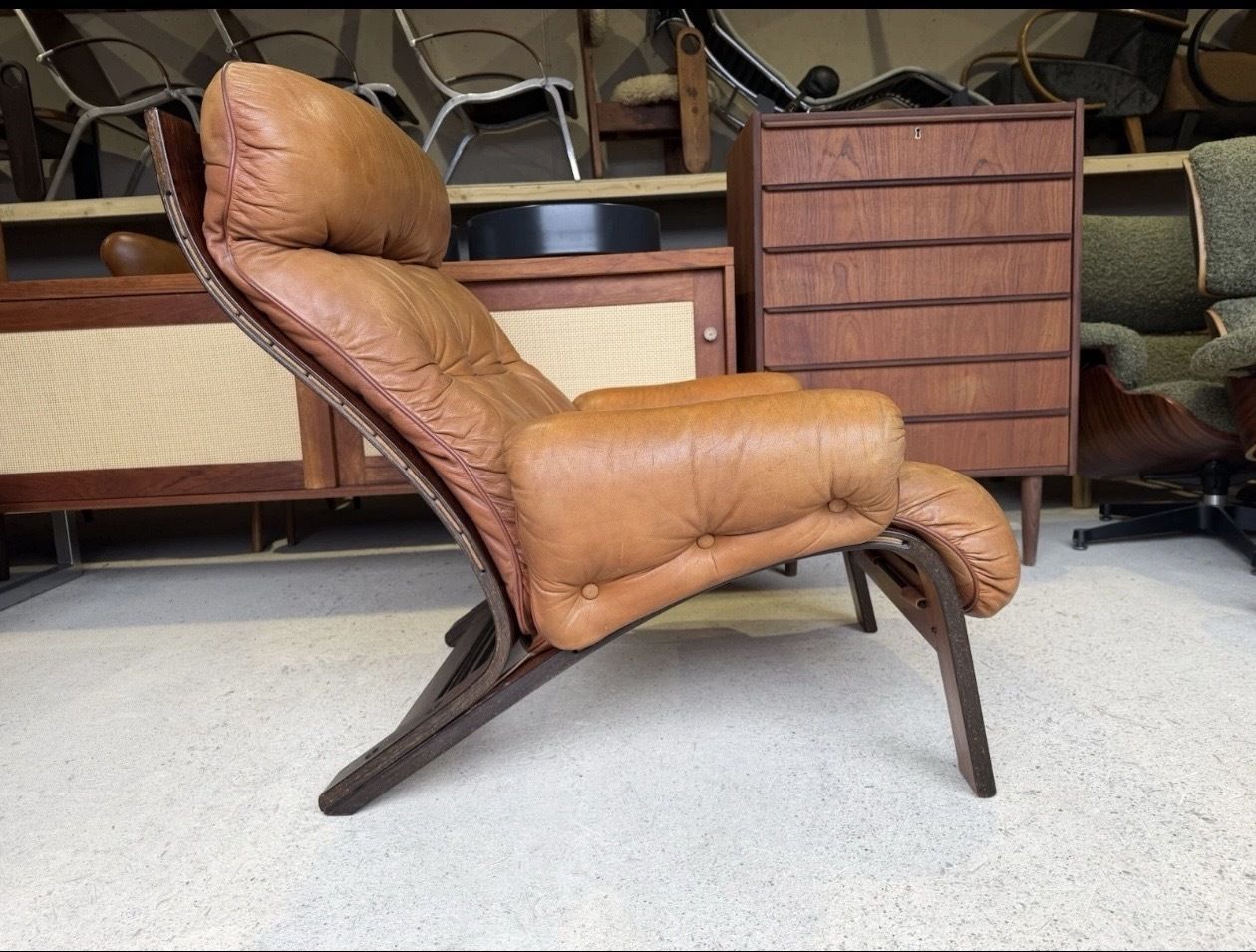 photo vintage Mid Century Norwegian Tan Leather Lounge Chair By Oddvin Rykken