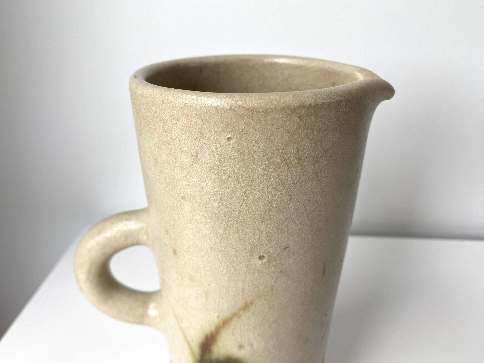 Geëmailleerde stoneware kan van de Poterie De La Colombe, Frans keramiek van Madeleine Brault, vintage aardewerk uit de jaren 1950 photo vinterior