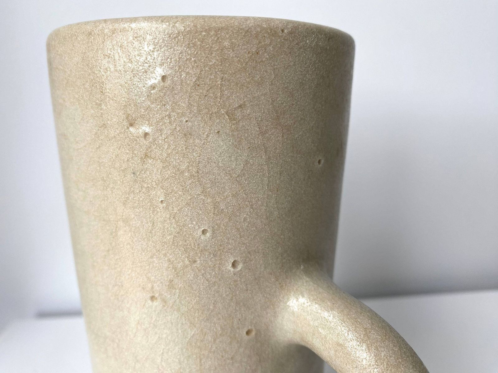 Geëmailleerde stoneware kan van de Poterie De La Colombe, Frans keramiek van Madeleine Brault, vintage aardewerk uit de jaren 1950 photo vintage