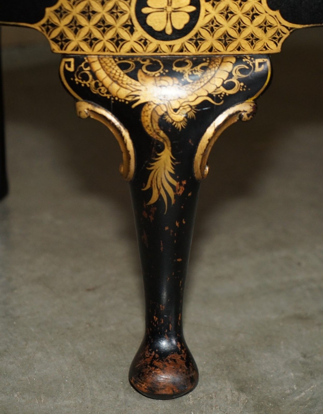 photo vintage Large Oval Antique Circa 1920 Chinese Chinoiserie Export Lacquered Coffee Table