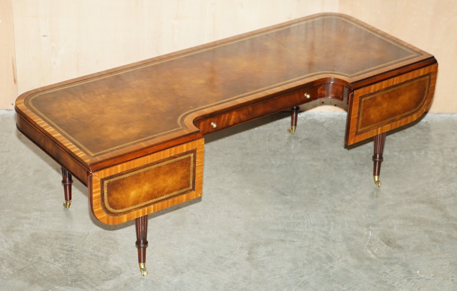 Stunning Heirloom Weiman Brown Leather Flamed Mahogany Extending Coffee Table photo for sale