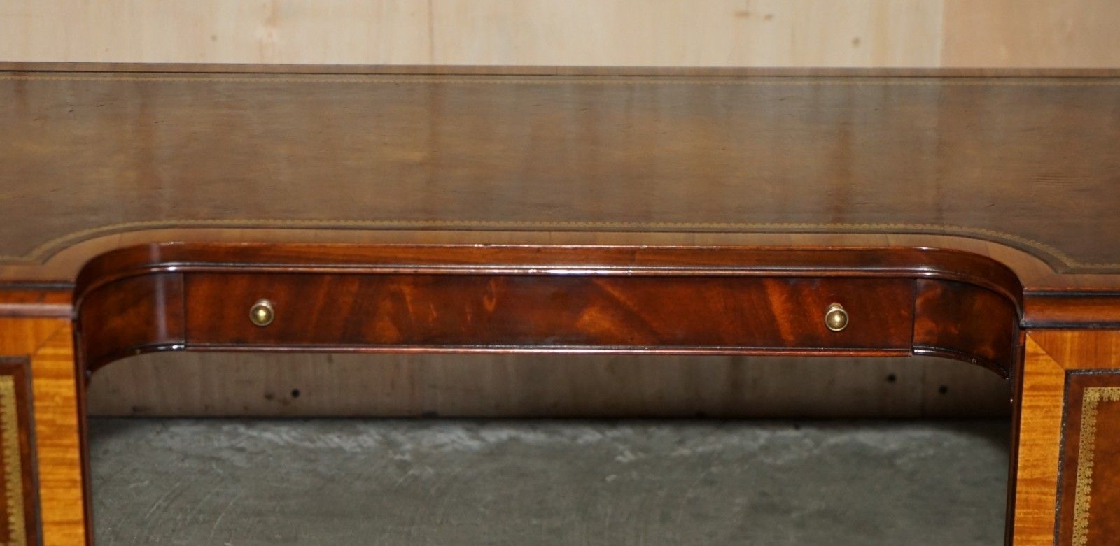 Furniture Stunning Heirloom Weiman Brown Leather Flamed Mahogany Extending Coffee Table photo