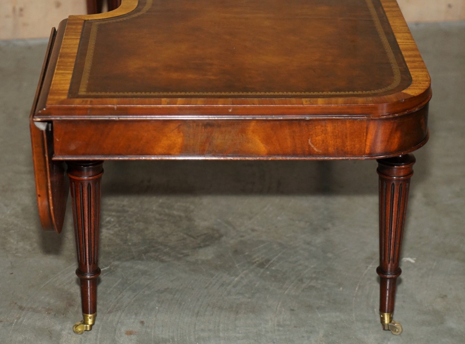 photo vintage Stunning Heirloom Weiman Brown Leather Flamed Mahogany Extending Coffee Table