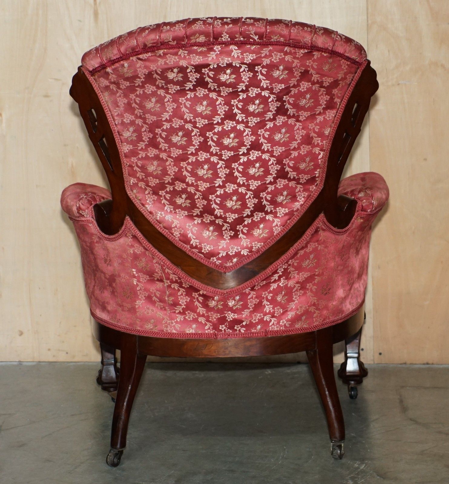 photo vintage Antique Victorian Flamed Mahogany Lion Carved Pair Of Armchairs Part Of A Suite