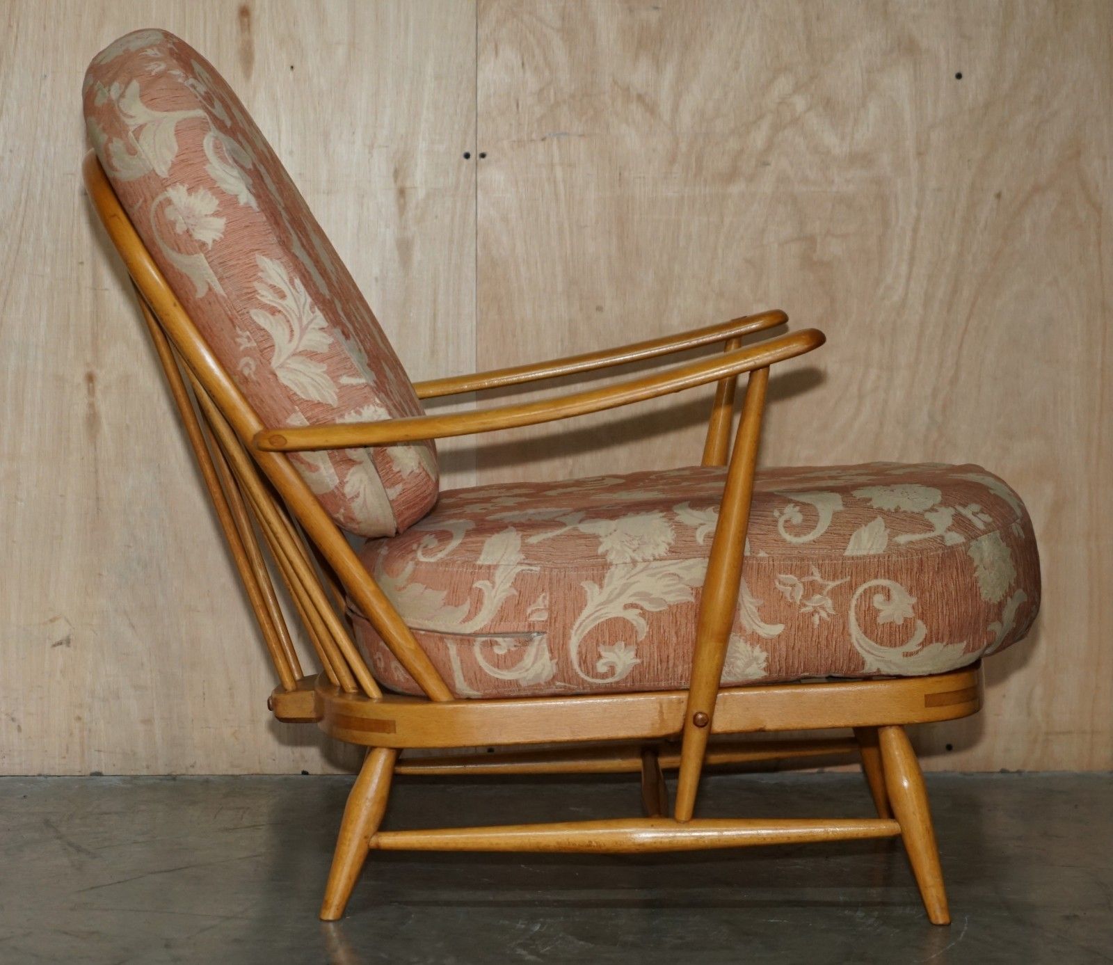 photo furniture Pair Of Sublime Condition Ercol Windsor 203 Blonde Wood Armchairs Part Of Suite