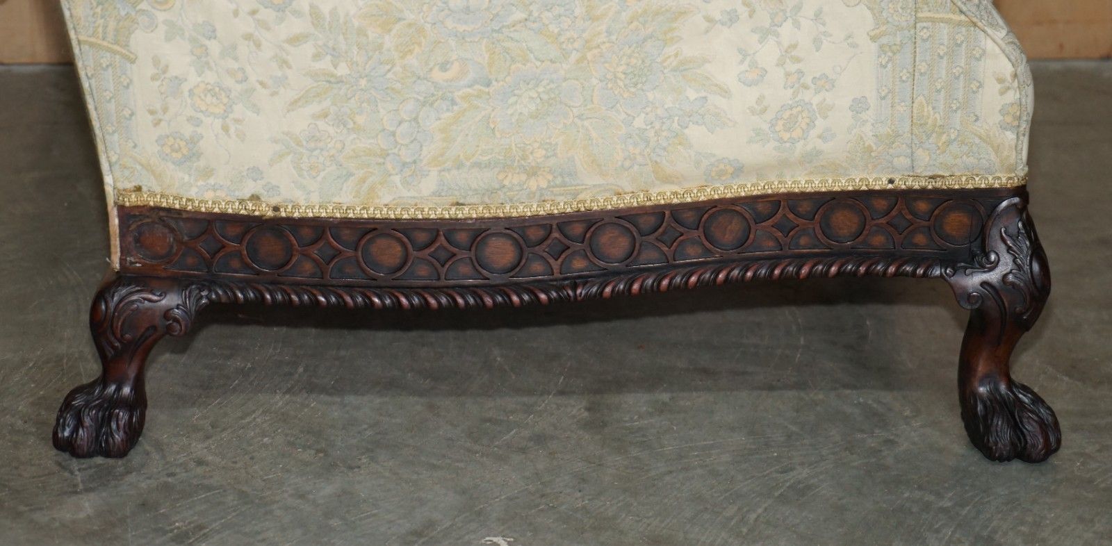 photo vinterior Exquisite Antique Victorian Lion's Hairy Paw Feet Show Framed Mahogany Armchair