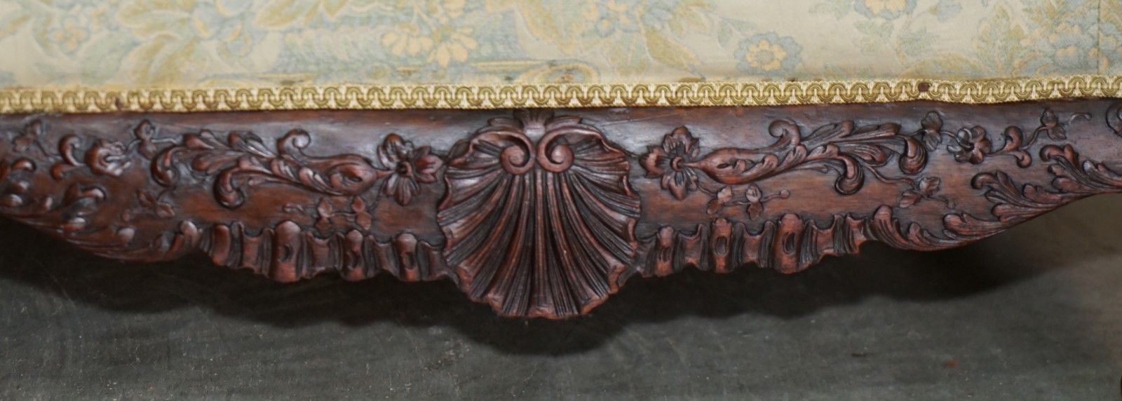 photo vintage Sublime Antique Victorian Carved Claw & Ball Feet Show Framed Mahogany Armchair