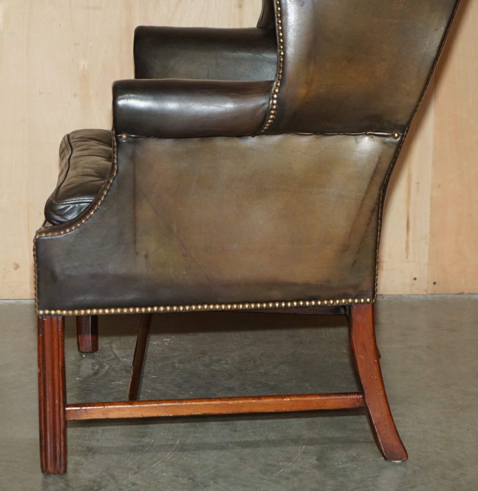 photo vintage Stunning Antique Victorian Leather Wingback Armchair Thomas Chippendale Buttons