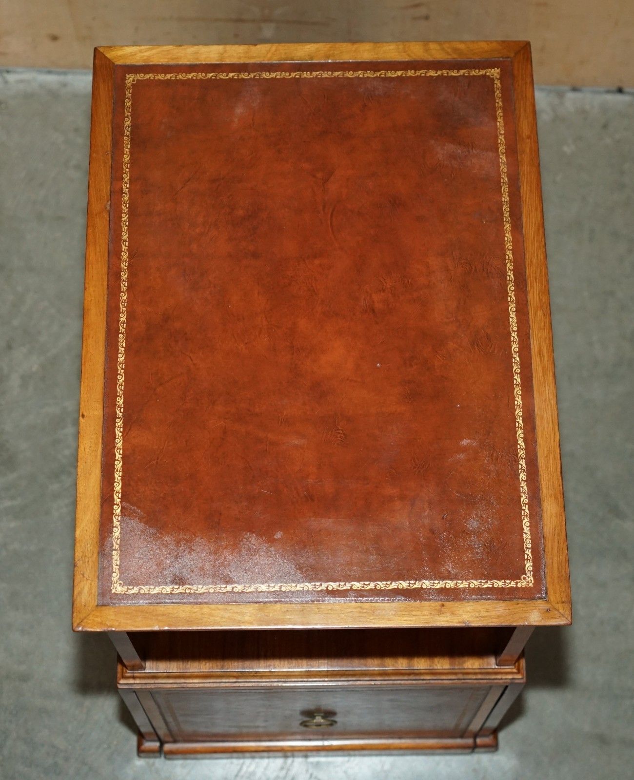 Exquisite Pair Of Unique Flamed Mahogany & Brown Leather Sliding Book Tables photo vinterior