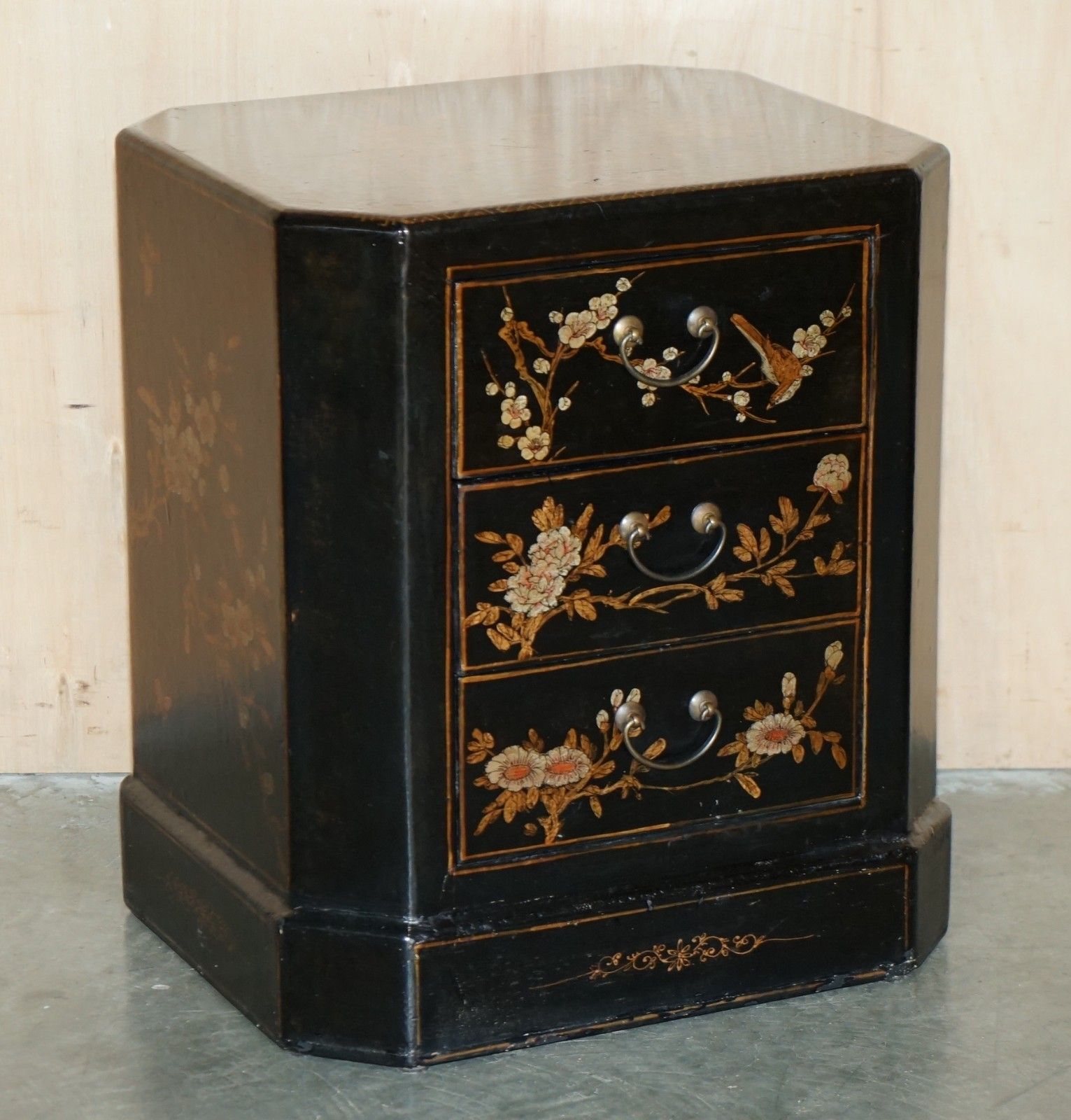 Pair Of Antique Cir 1920 Chinese Chinoiserie Lacquered & Gilt Nightstand Tables photo for sale