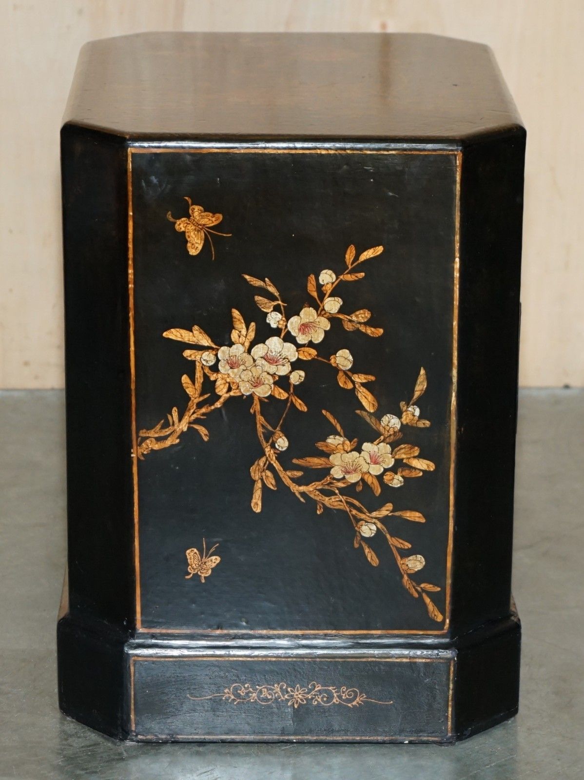 Furniture Pair Of Antique Cir 1920 Chinese Chinoiserie Lacquered & Gilt Nightstand Tables photo