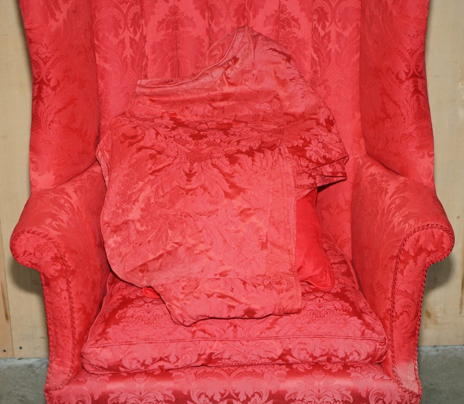 photo vintage Fine Antique Fluted Back Victorian Damask Porters Windback Barrel Armchair