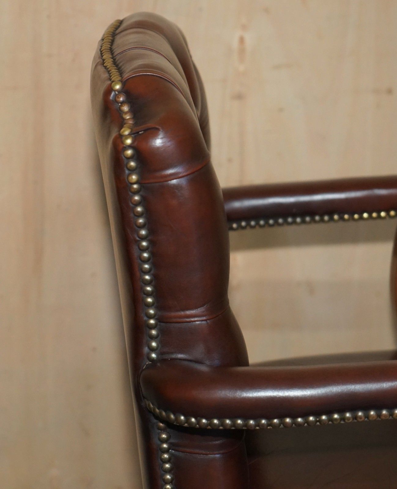 photo vinterior George II Style Chesterfield Brown Leather Gainsborough Carver Office Armchair
