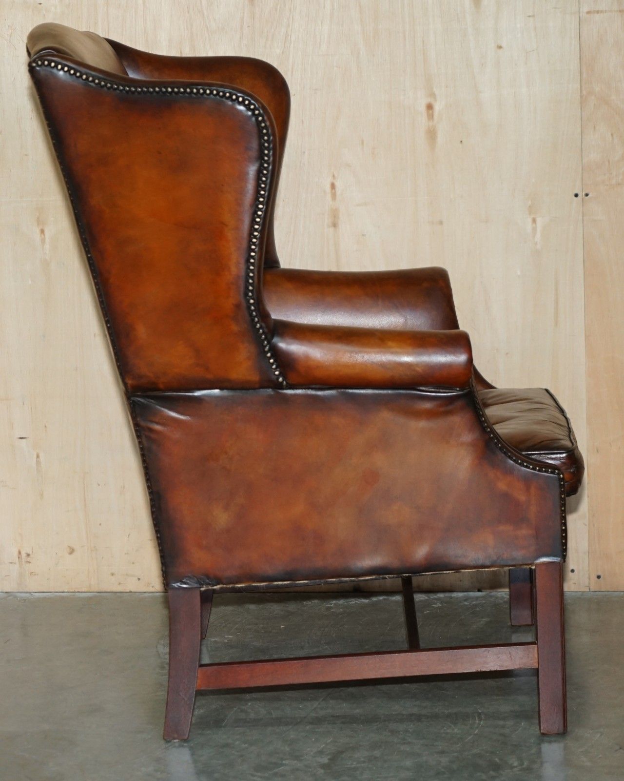 photo vintage Fine Restored Vintage 1960's Brown Leather Wingback Armchair Thomas Chippendale
