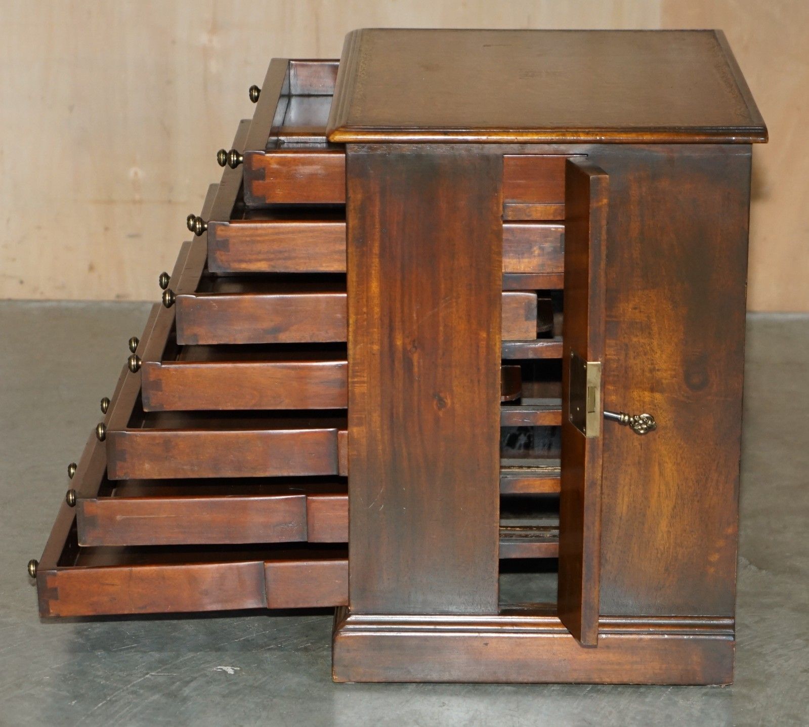 photo vintage Unique Pair Of Lockable Theodore Alexander Nightstand Collectors Drawers Tables
