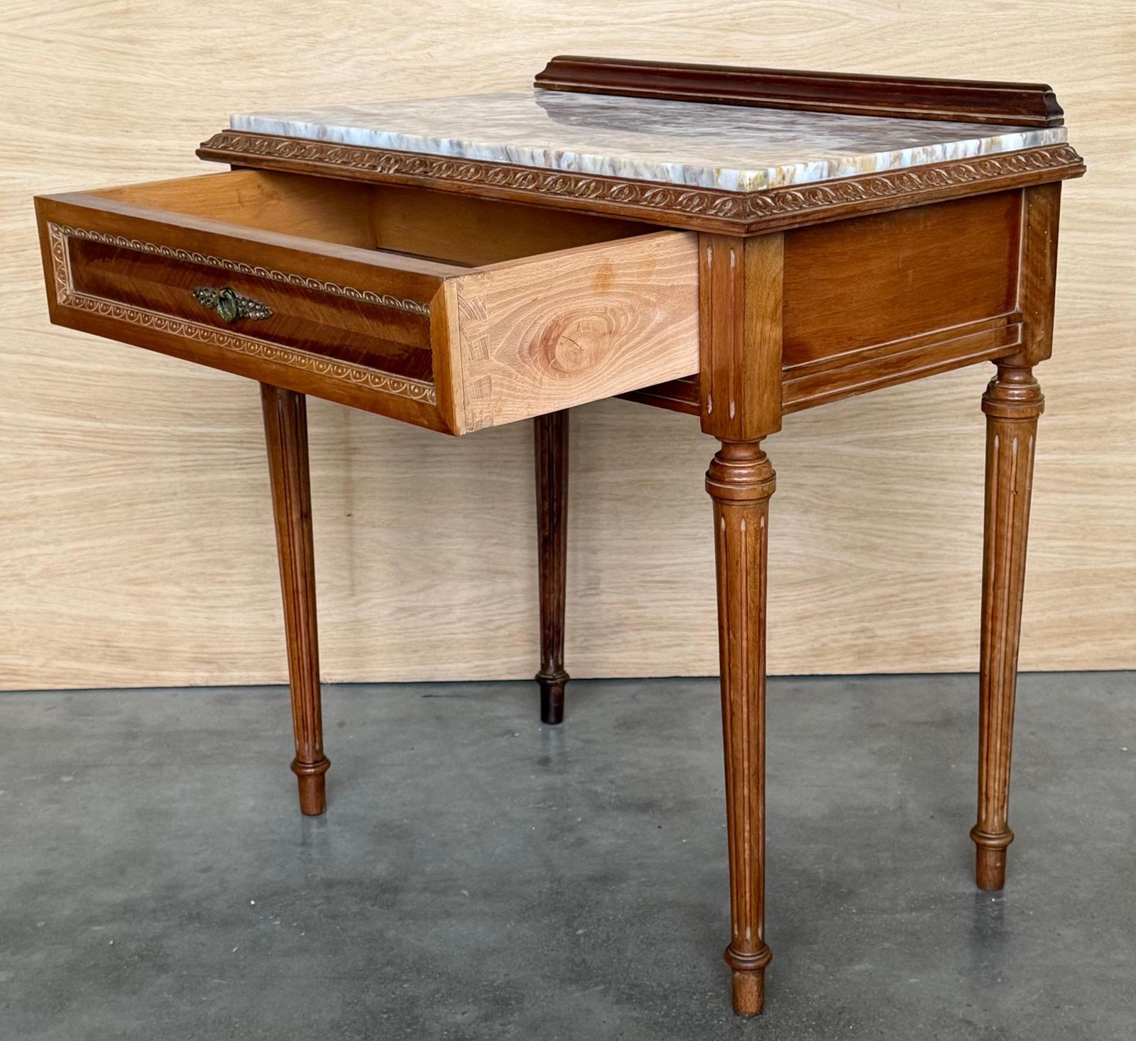 photo furniture Tables de chevet françaises en bois sculpté, années 1940, lot de 2