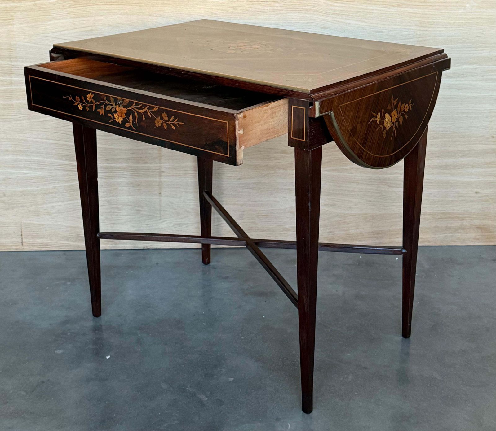 Bureau à abattants en noyer avec marqueterie, style classique italien photo vintage