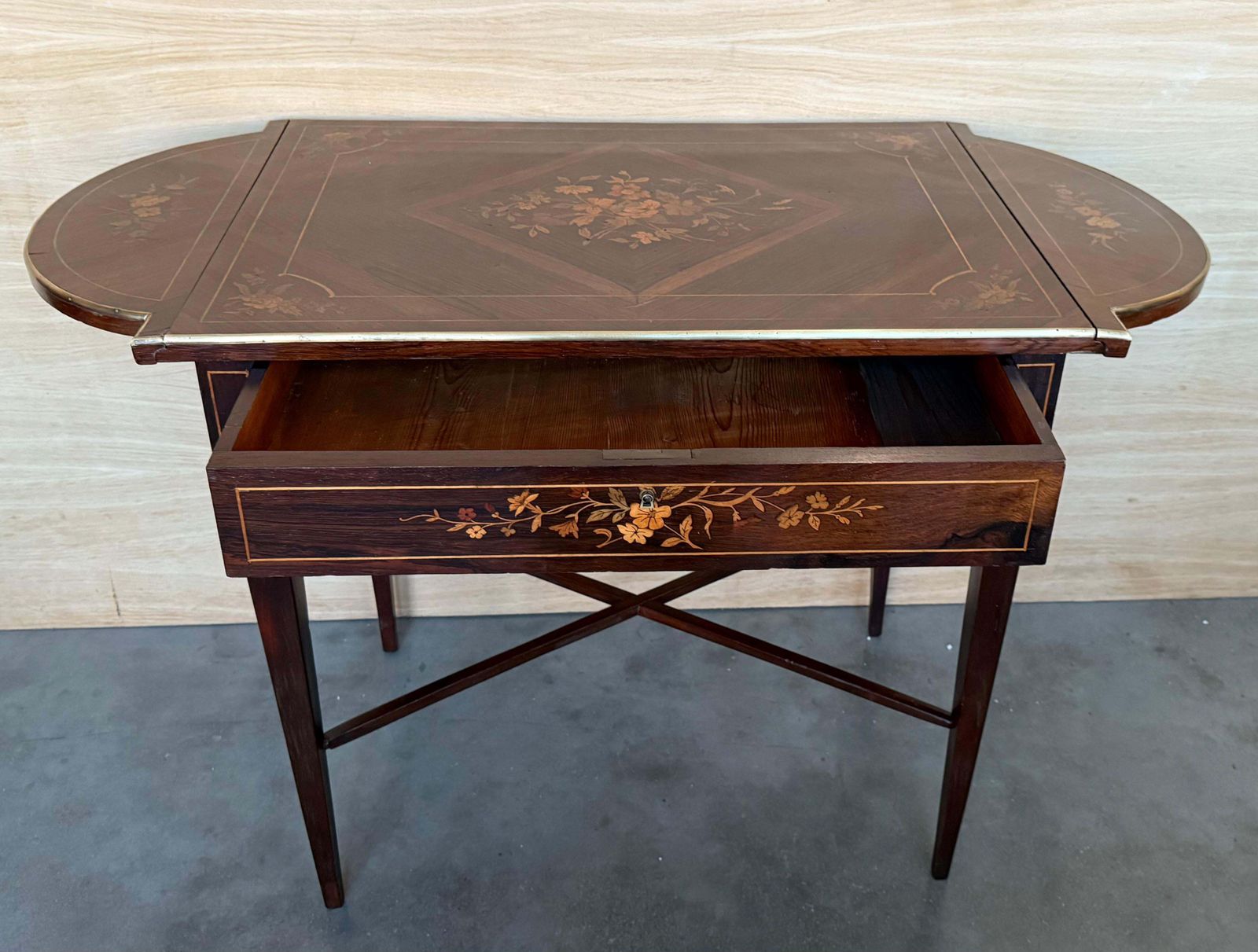 photo buy Bureau à abattants en noyer avec marqueterie, style classique italien