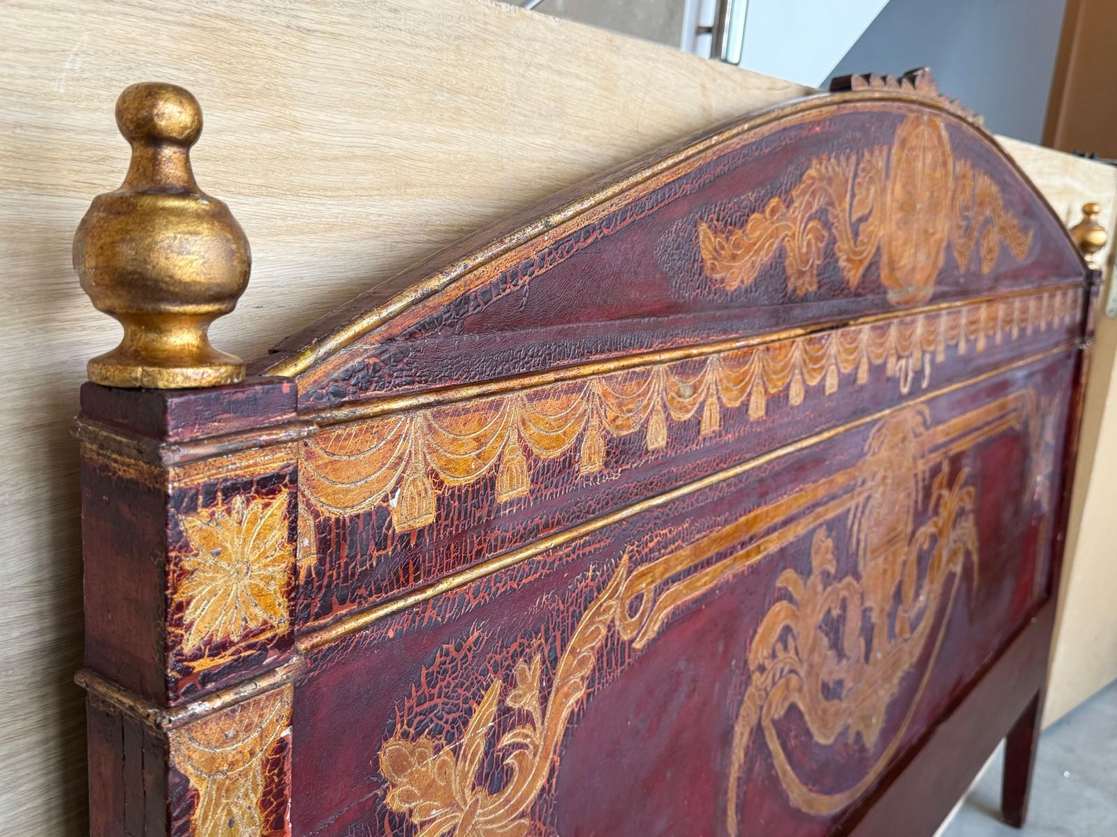 Tête de lit italienne polychrome en grenat et or, XIXe siècle photo for sale