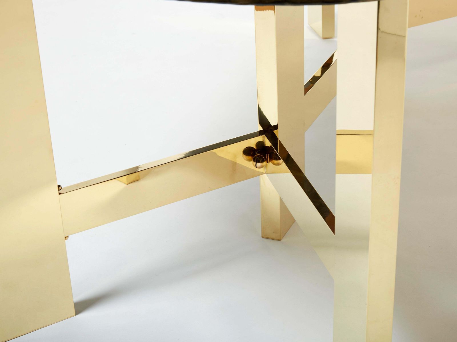 Mobilier Table à manger brutaliste belge en résine et laiton, 1970 photo
