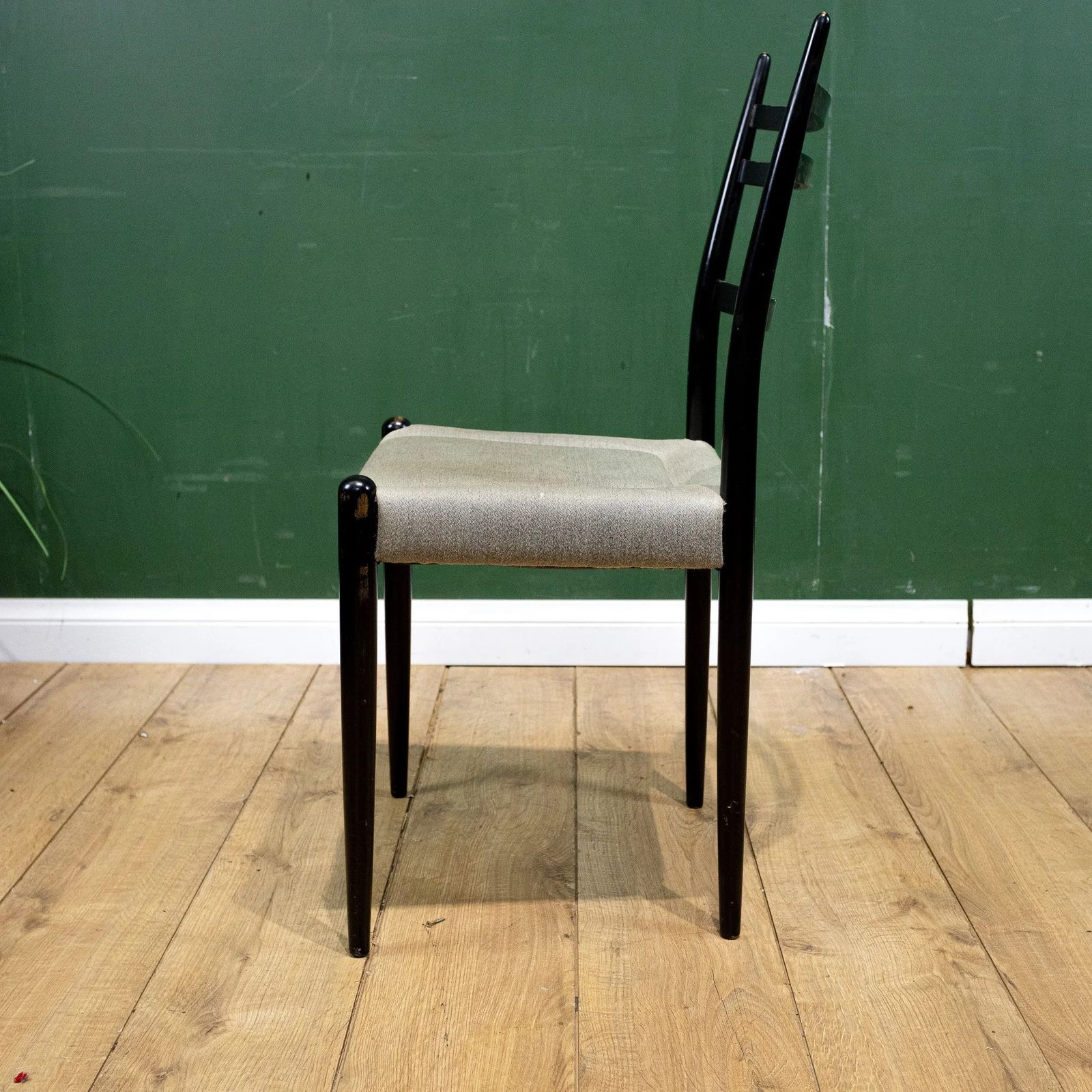 photo vintage G Plan Librenza Ebonised Dining Chairs X4