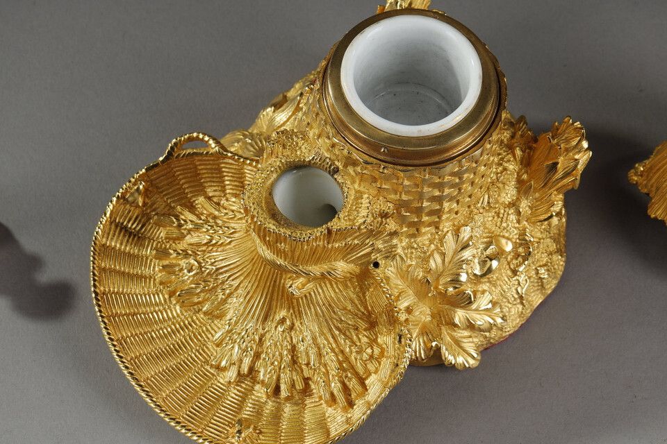 photo furniture Rare Freemason Inkwell In Gilt Bronze And Beehive Shape, 19th Century
