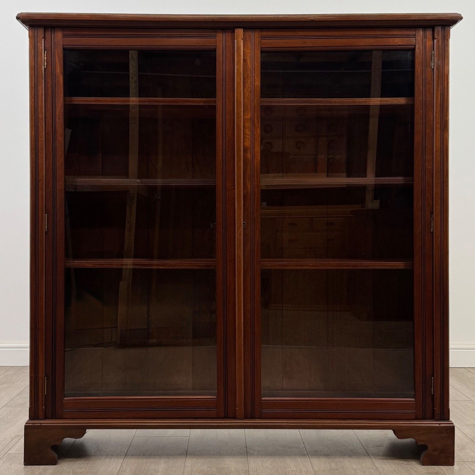 Antique 20th Century Edwardian Display Cabinet In Walnut