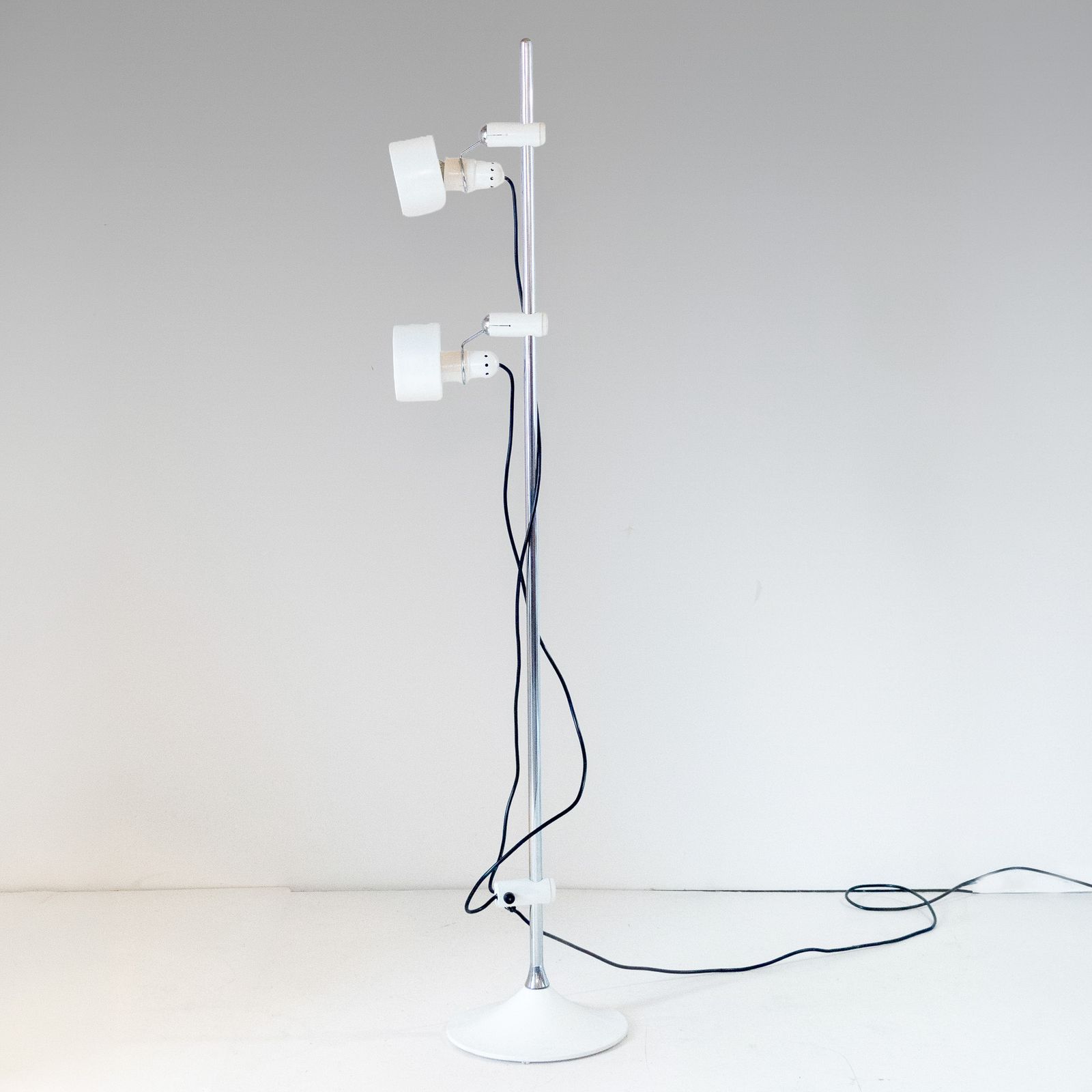 Mid Century Modern White Metal Floor Lamp By Elio Martinelli, 1970s photo vinterior