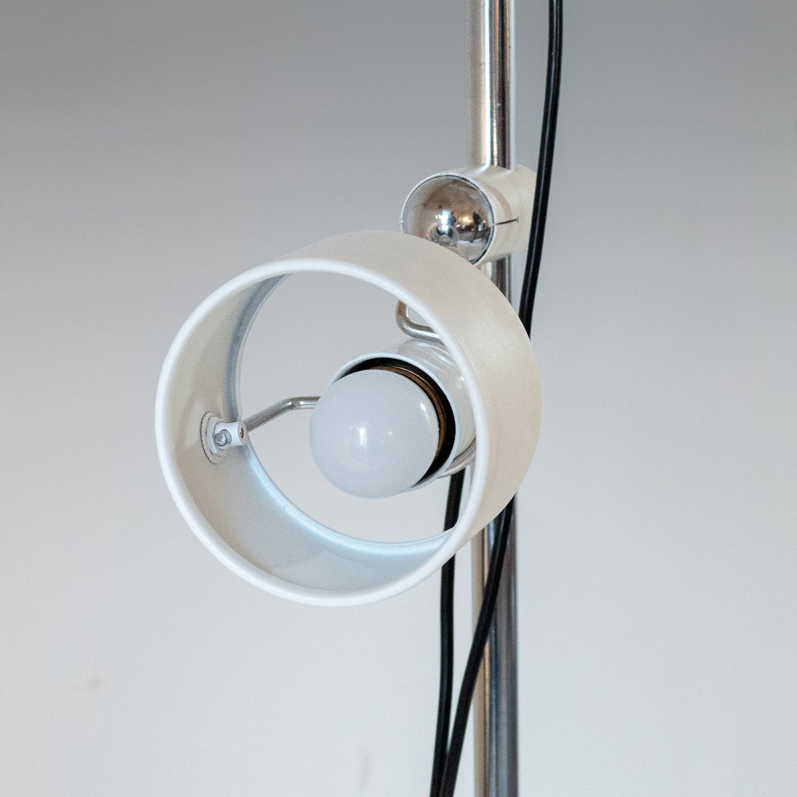 photo vintage Mid Century Modern White Metal Floor Lamp By Elio Martinelli, 1970s