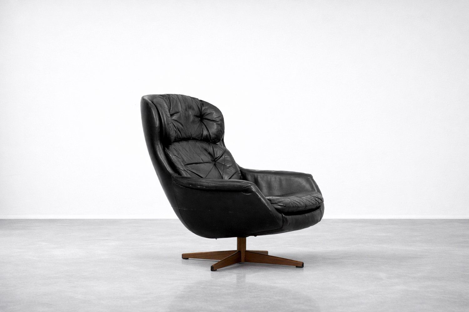 photo buy Mid Century Scandinavian Modern Swivel Lounge Chair From Selig Imperial, 1970s
