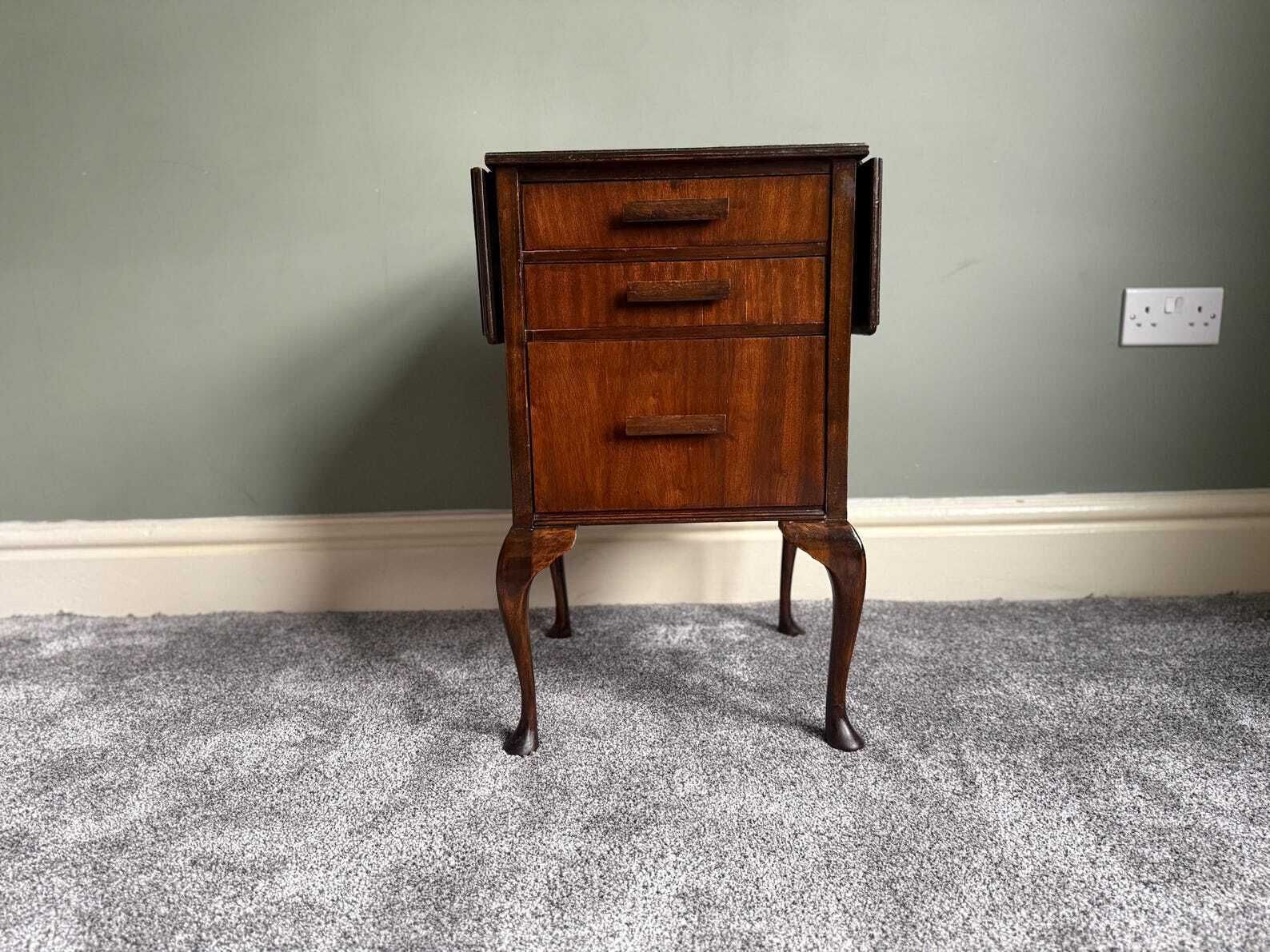 photo furniture Vintage Solid Oak Folding Drop Leaf Table Antique Bedside Table Drop Leaf Occasional Side Table