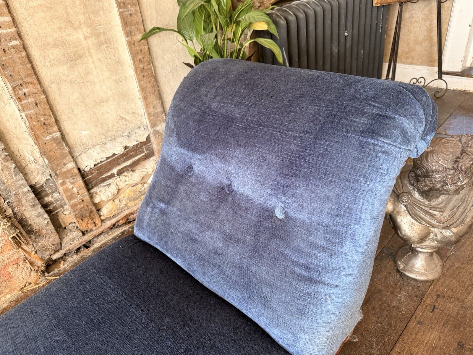 photo vintage Rare Elegant Antique Walnut Carved Blue Statement French Chaise Longue Daybed