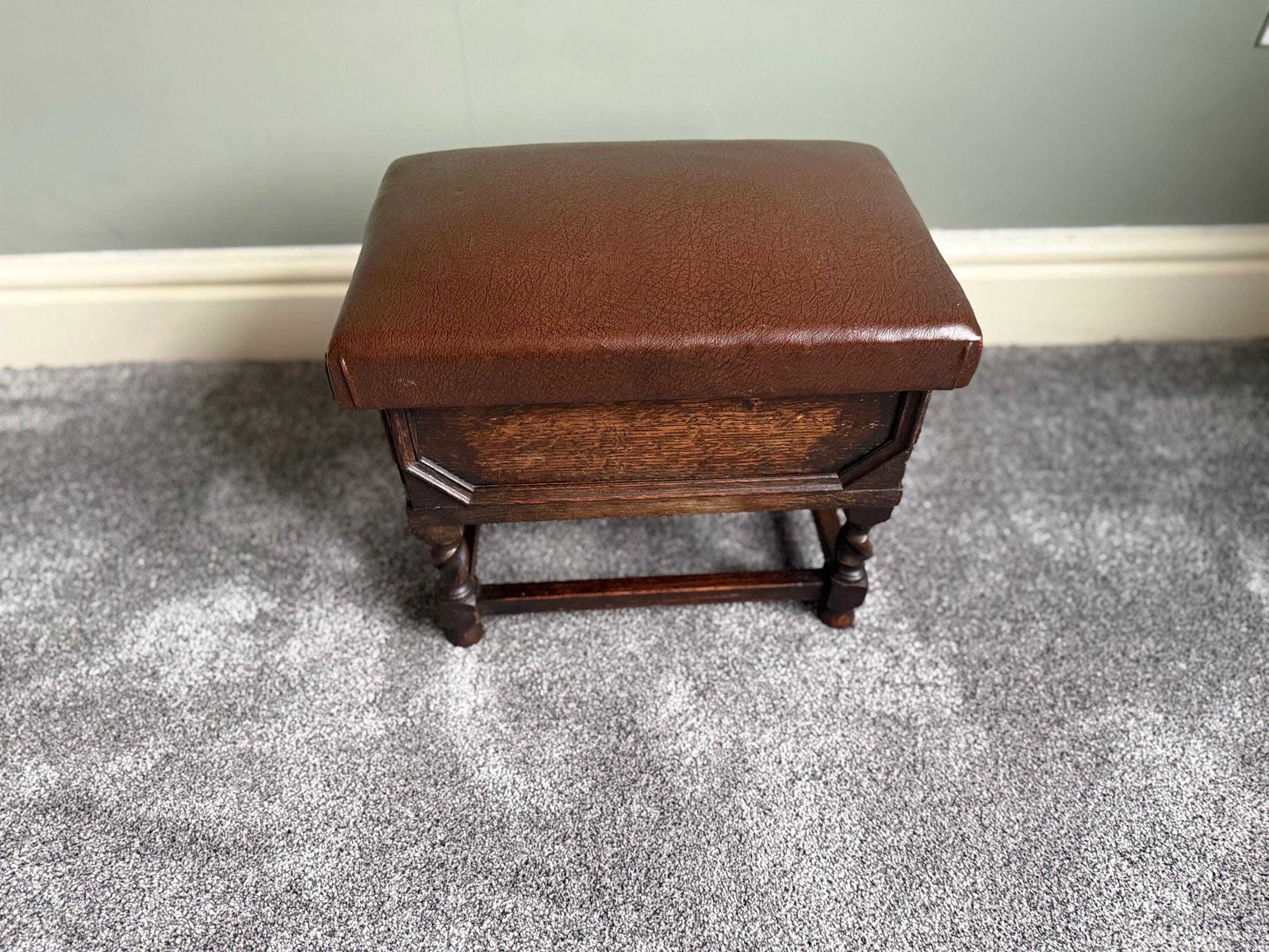 photo furniture Vintage Upholstered Stool With Storage Dressing Table Stool