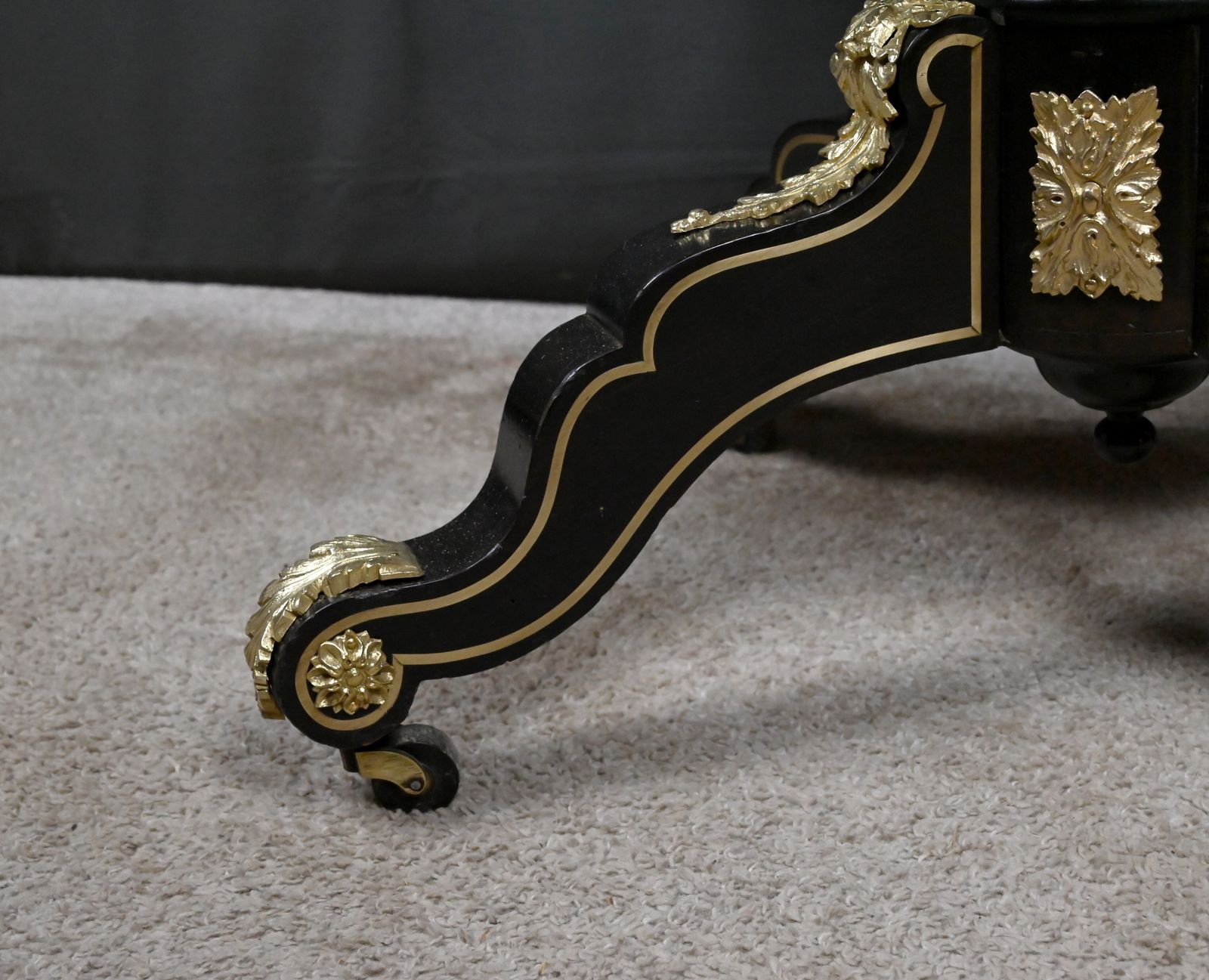 photo vinterior Violin Shaped Table In Boulle Marquetry, Napoleon III Period – Mid 19th Century