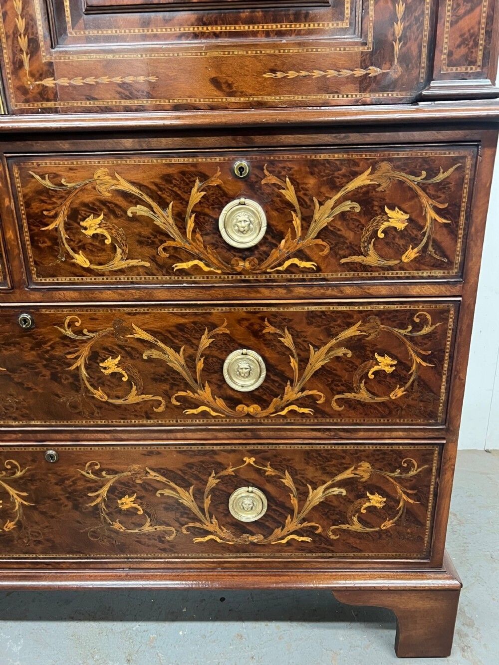 photo vinterior Stunning Antique Marquetry Inlaid Linen Press