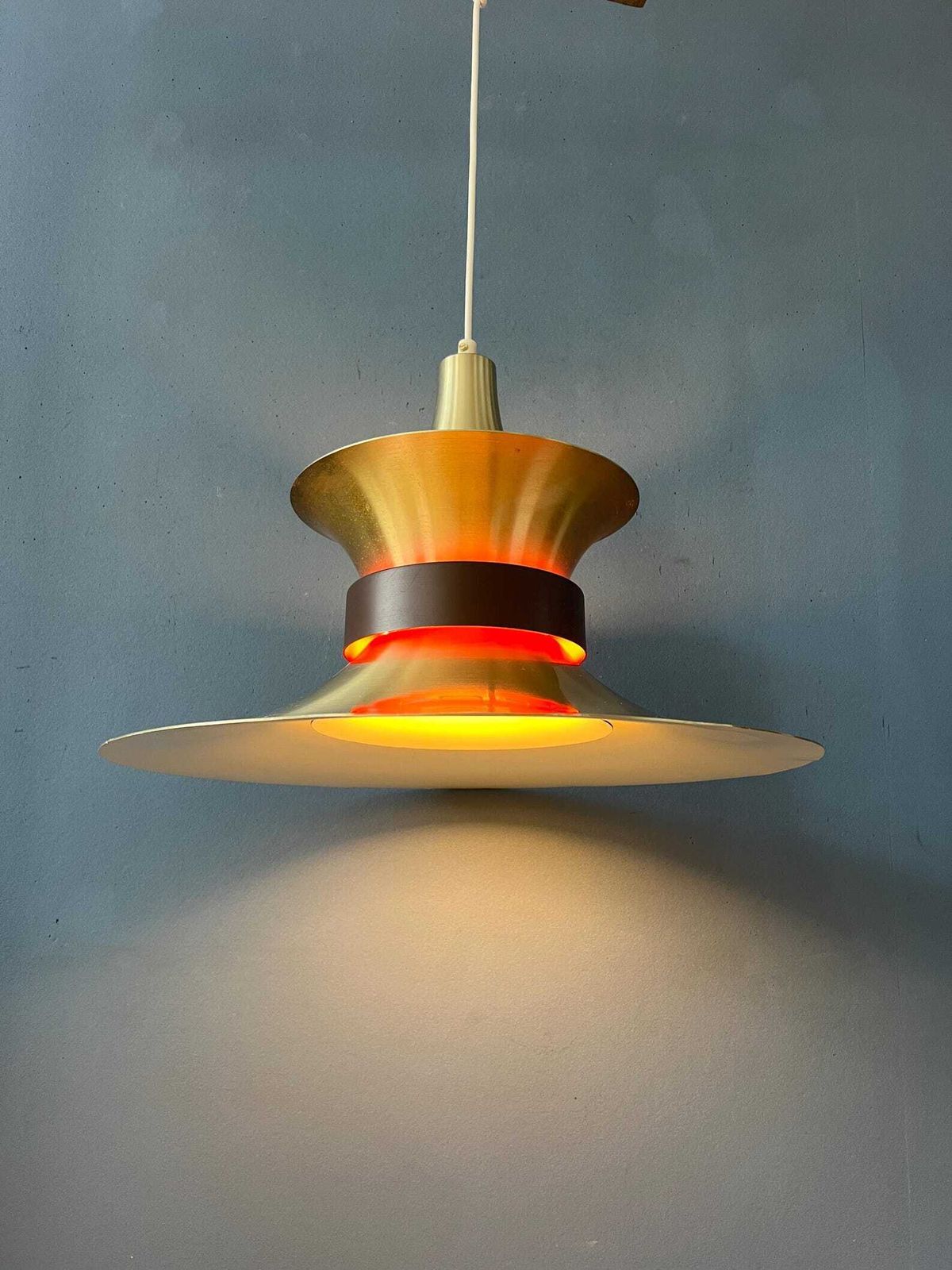 Grote Vliegende Schotel Ufo Hanglamp Met Oranje Licht photo furniture