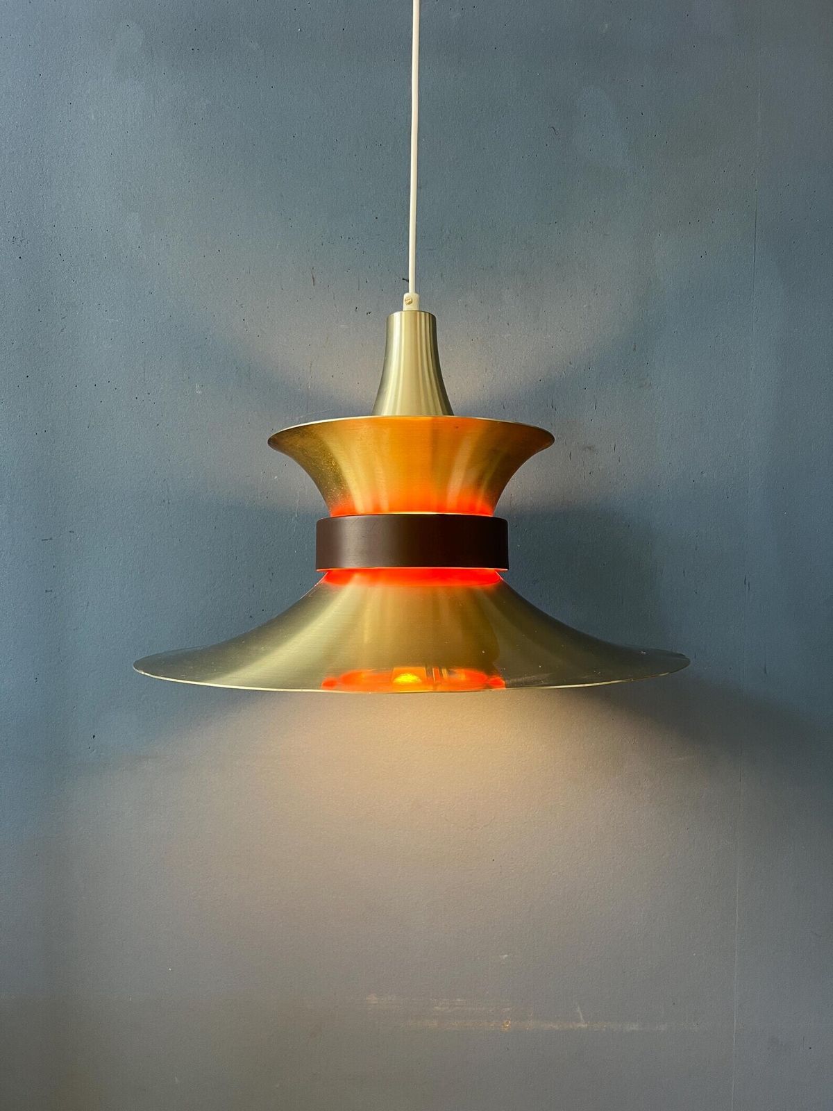 Grote Vliegende Schotel Ufo Hanglamp Met Oranje Licht photo vinterior