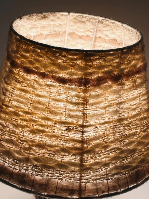 photo furniture Vintage Keramieken Reliëflamp Met Wollen Lampenkap