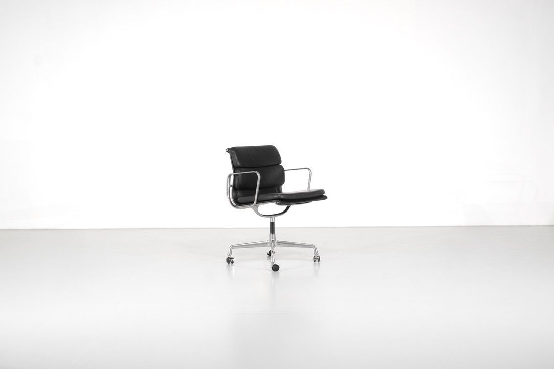 Armchair Soft Pad Chair " Ea 207 " Charles Ray Eames, USA 1969.