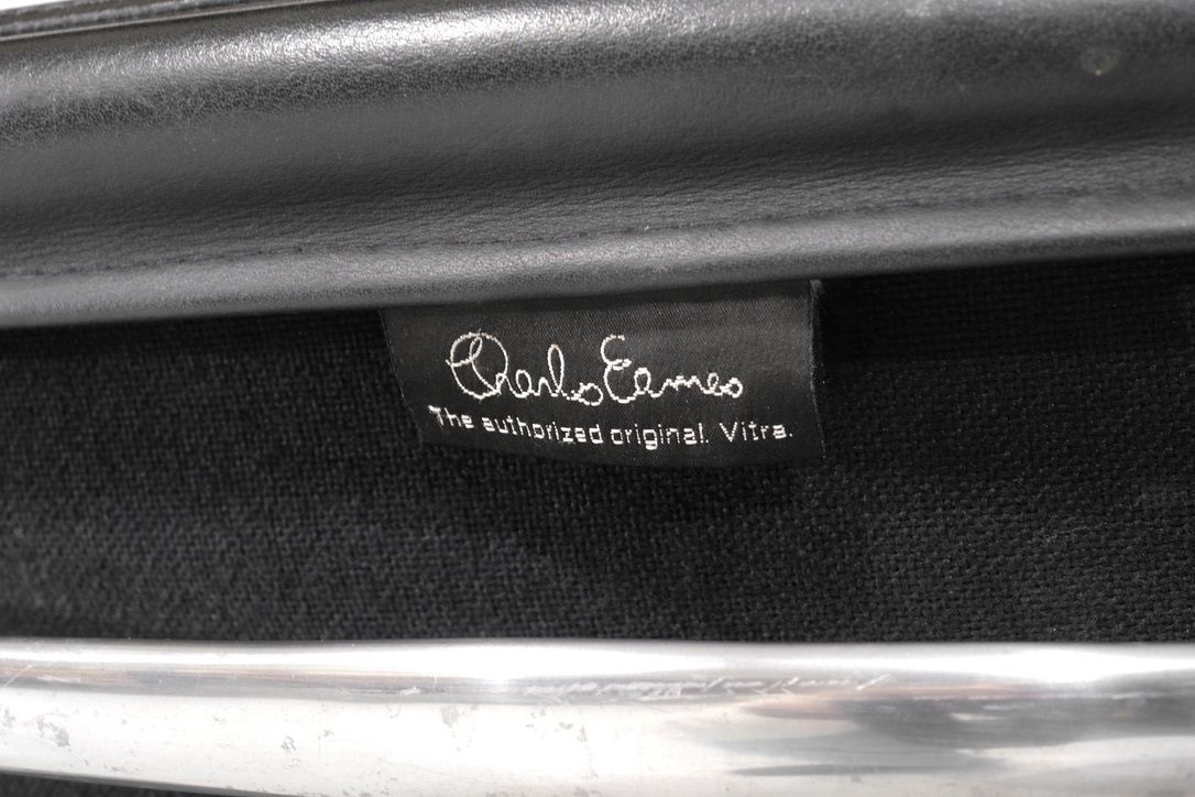 photo vintage Armchair Soft Pad Chair " Ea 207 " Charles Ray Eames, USA 1969.