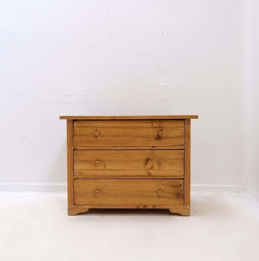 photo vinterior Small Antique Chest Of Drawers In Solid Wood With 3 Drawers
