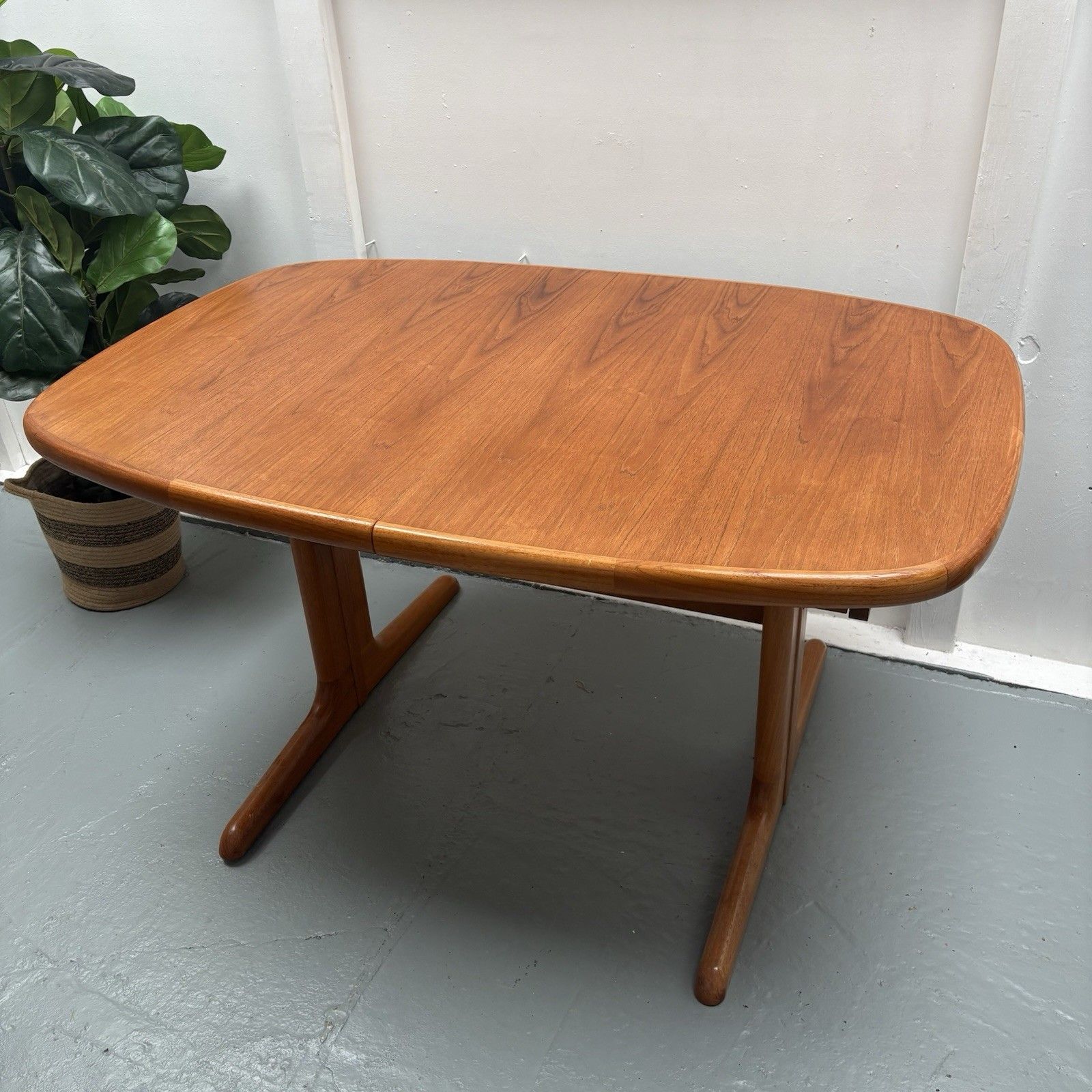 Skovby Danish Mid Century Modern Teak Extendable Oval Table Model Sm15