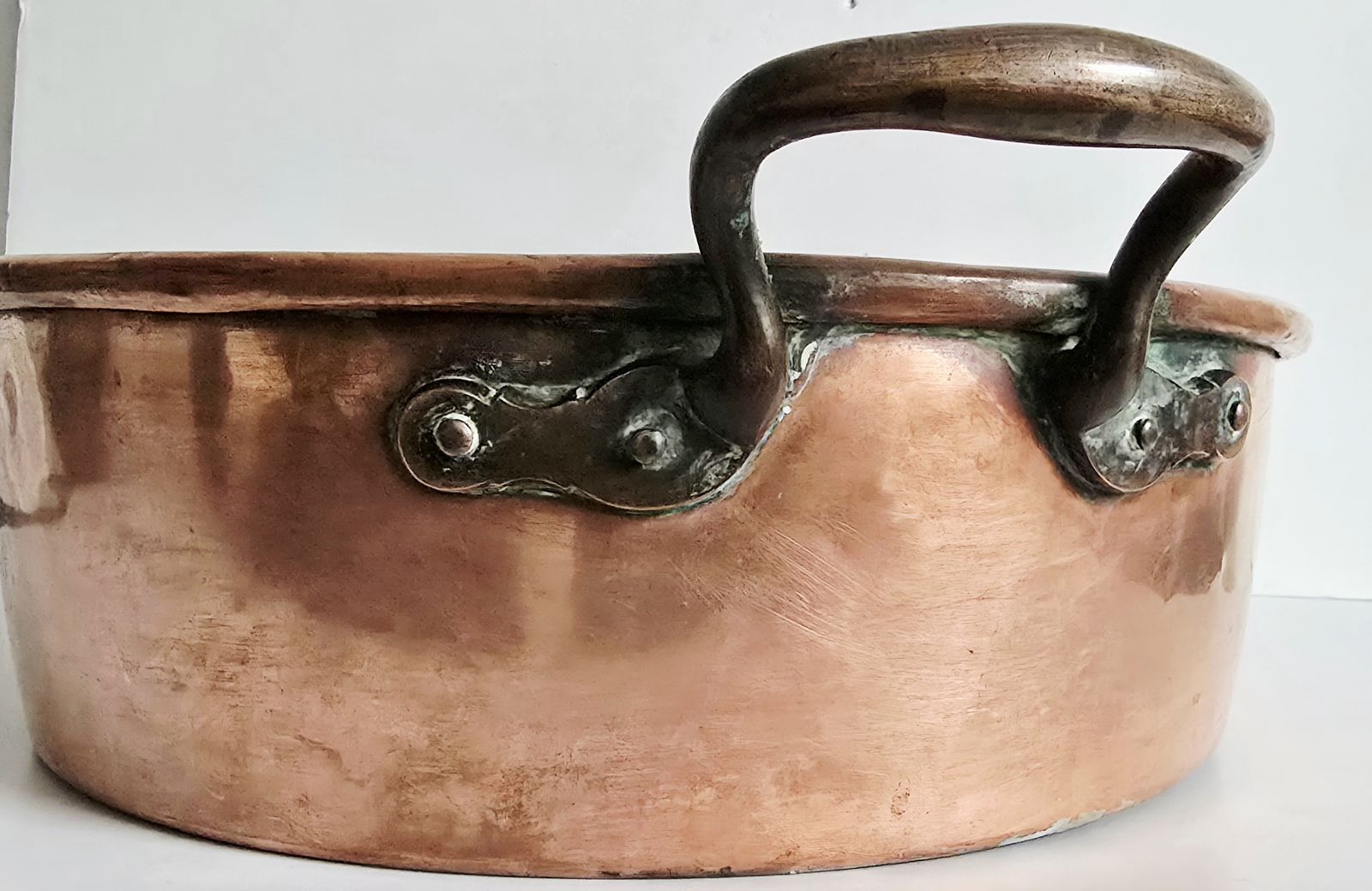 photo furniture Large Antique Copper Cauldron, 19th Century.