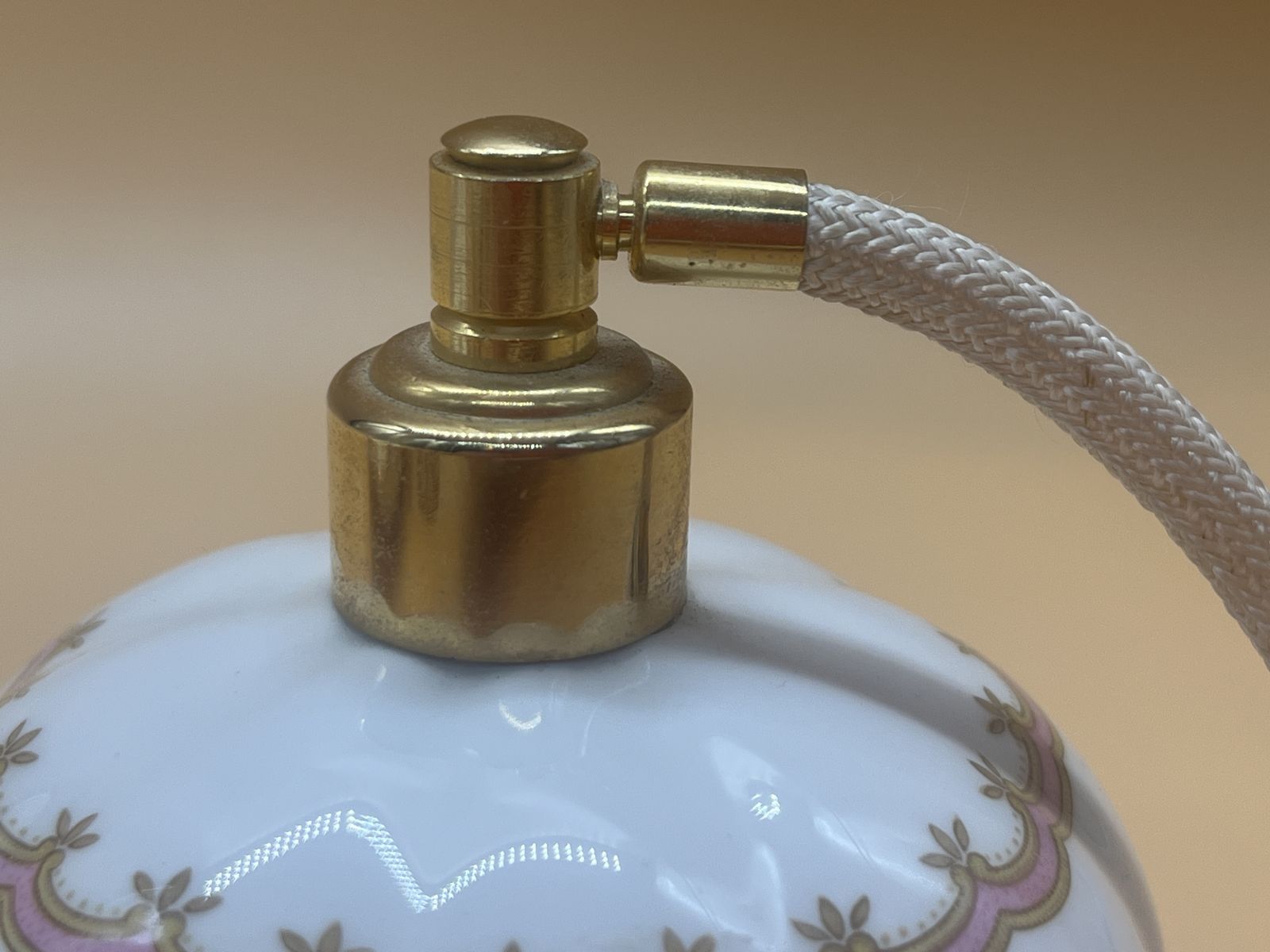photo vintage Vintage Royal Albert China Lady Carlyle Vanity Set. Perfume Atomizer, 2 Hinged Trinket Boxes & A Tray. 1944 Mark.